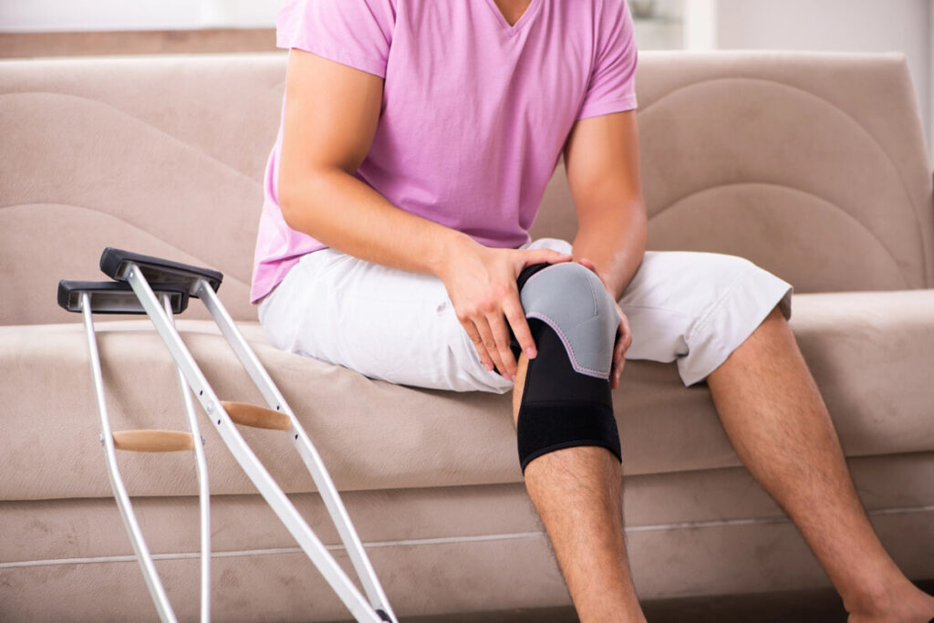 how long do you use crutches after acl reconstruction